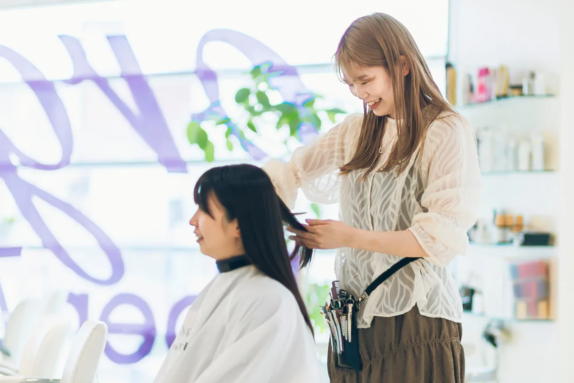 美容師として活躍する卒業生のイメージ