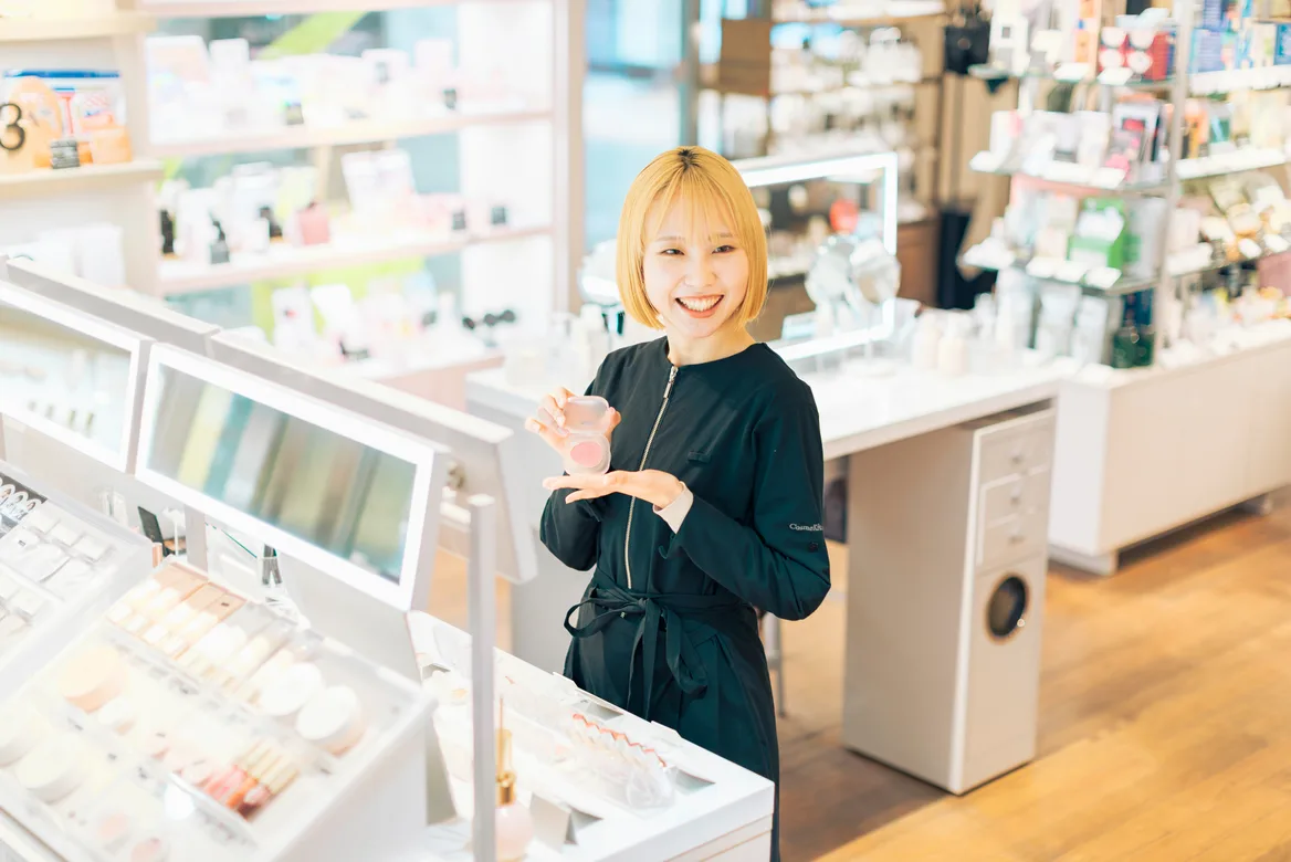 メイクアップアーティストとして活躍する卒業生のイメージ