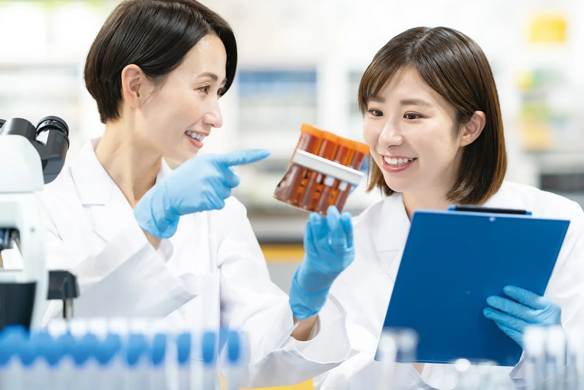 商品開発者として活躍する卒業生のイメージ